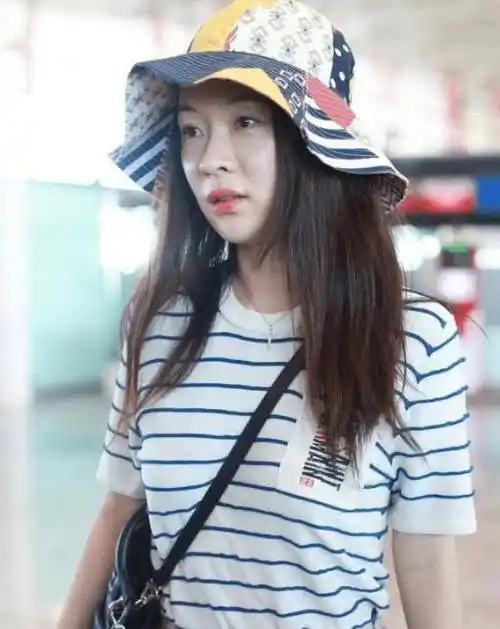 霍思燕被杜江宠着真幸福,素颜走机场,穿条纹t配渔夫帽像小姑娘_t恤