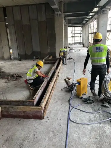 10人,天花刮白4人,天花底漆制作5人,消防管制作3人 现场施工人员统计