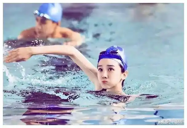 遭国家游泳队劝退,被三流导演看中后一夜成名|娱乐圈|陈小纭|花泳队