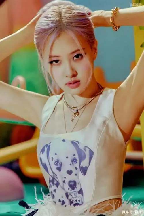 韩国女团blackpink成员rose近日受邀为某杂志最新一期拍摄了封面照