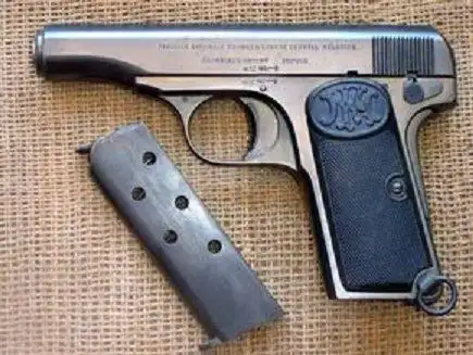 m1900式手枪口径为7.65毫米,发射7.65毫米柯尔特自动手枪弹;全枪长16.