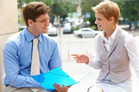 头脑风暴两人工作两人谈话两人工作夫妇说矢量图标,两人交谈泡沫演讲