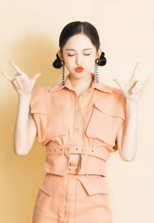 28岁古力娜扎泡泡袖红裙造型惊艳,拿着殷桃嘟嘟嘴,气