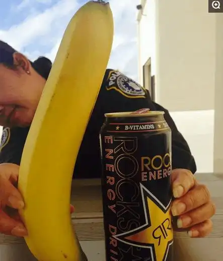 图:巨型香蕉和手臂放在一起,丝毫不落下风.