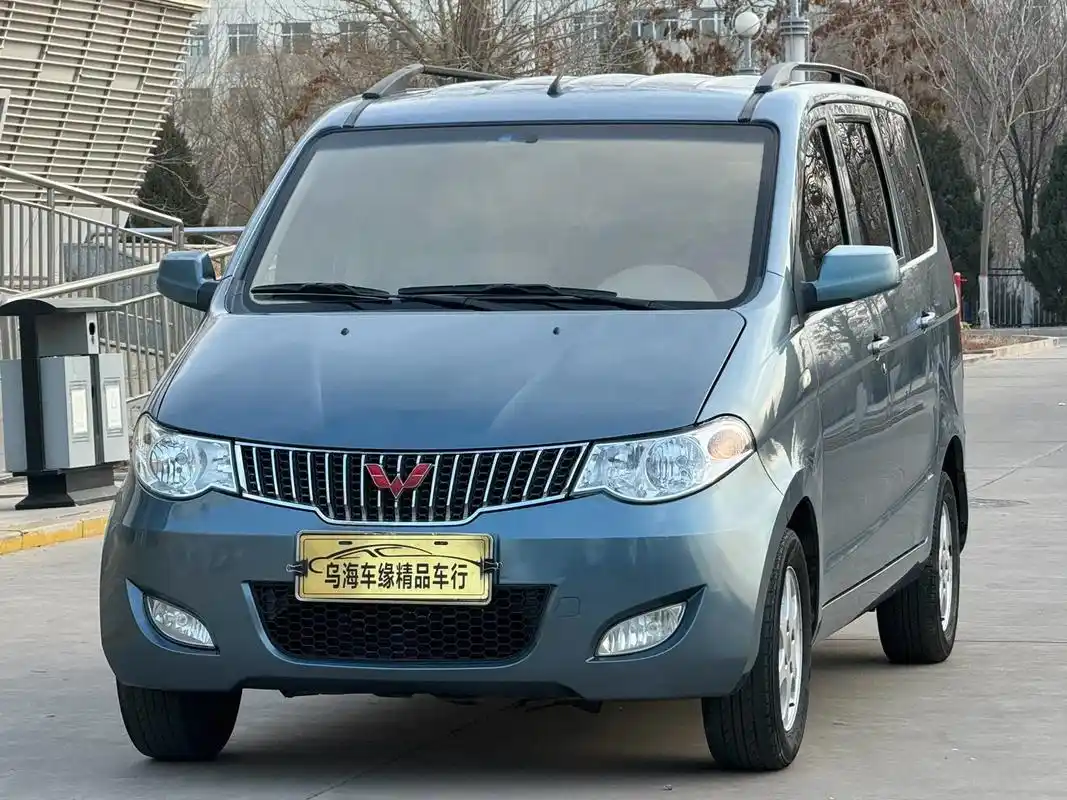 13年五菱宏光-1.5手动,中央空调,铝合金轮毂,助力,内饰 - 抖音