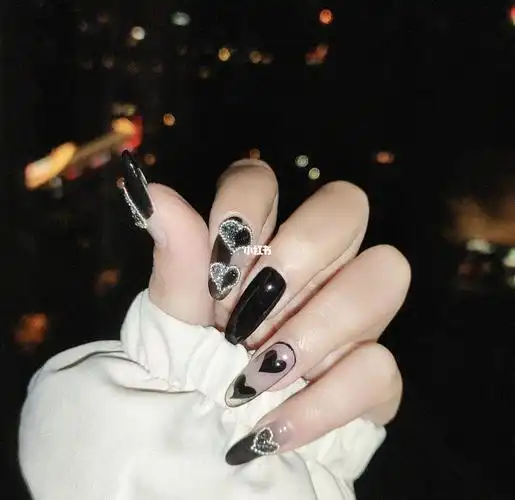 好酷的黑色爱心款延长家_美甲_美妆_美甲