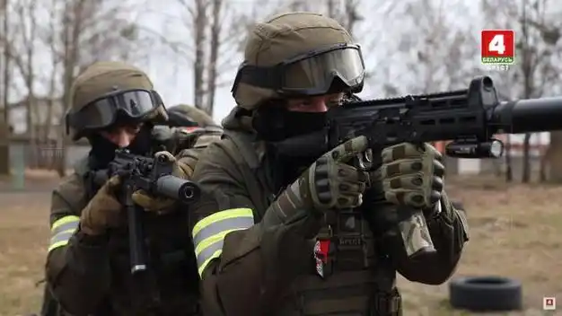 俄罗斯防暴警察装备有最新的冲锋枪