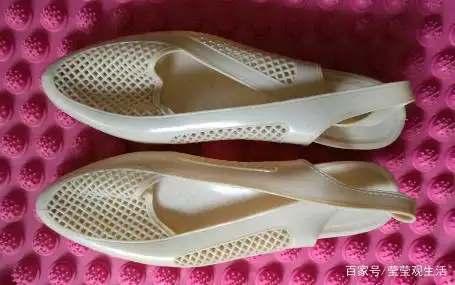 7,80年代红叶牌塑料女式凉鞋,夏天年轻女人的出行标配,你穿过吗?