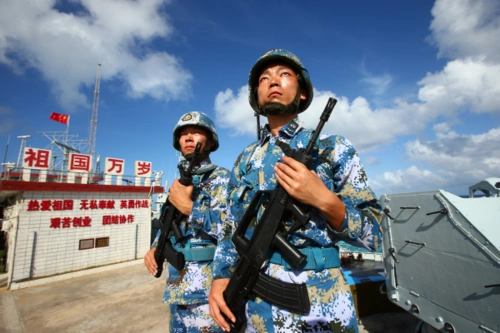 驻守在南沙群岛永暑礁上的中国海军官兵.(新华社发)