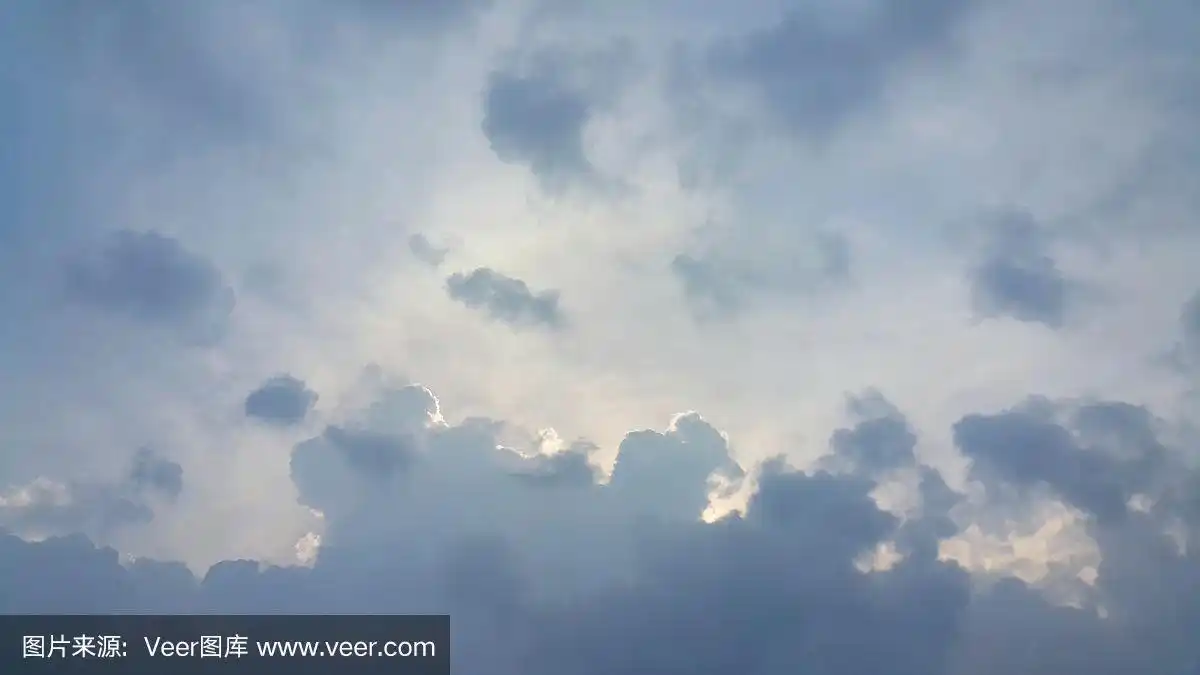 灰蓝色的天空和云彩