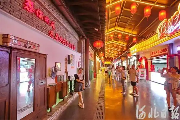 8月8日晚,游客在秦皇岛市海港区秦皇小巷参观游玩.