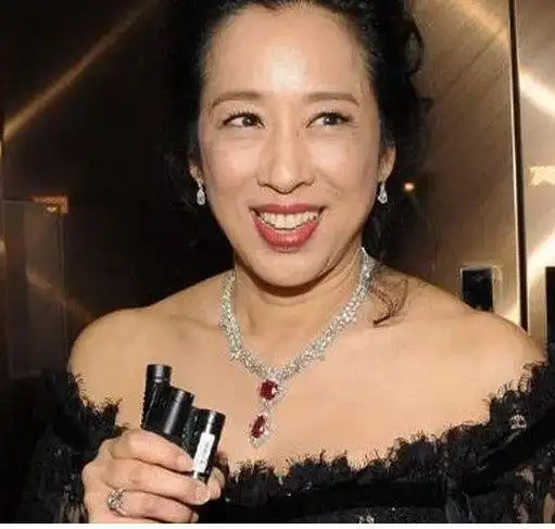 郭晶晶60岁婆婆现身"腰果眼"抢镜,网友:这种眼型最招财!