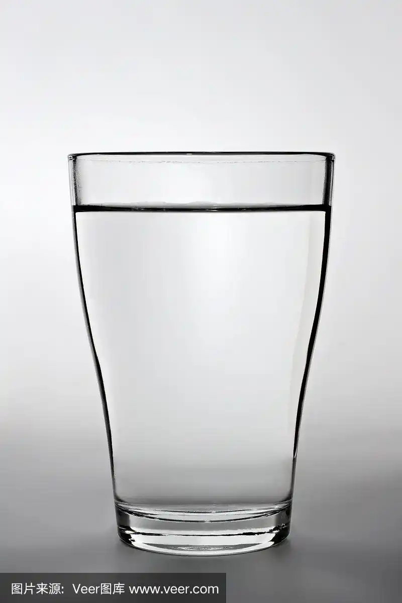 一个装满水的玻璃杯的特写镜头