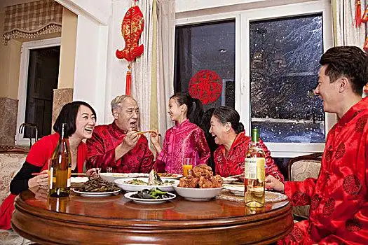 东方家庭过年吃团圆饭