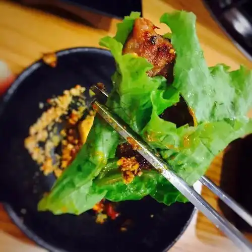 新鲜的生菜包上滋滋的烤肉,简直不要不要的.