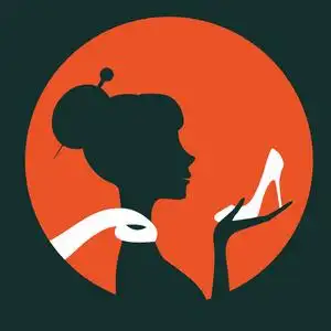 抱着一只鞋的美丽优雅的女人剪影照片