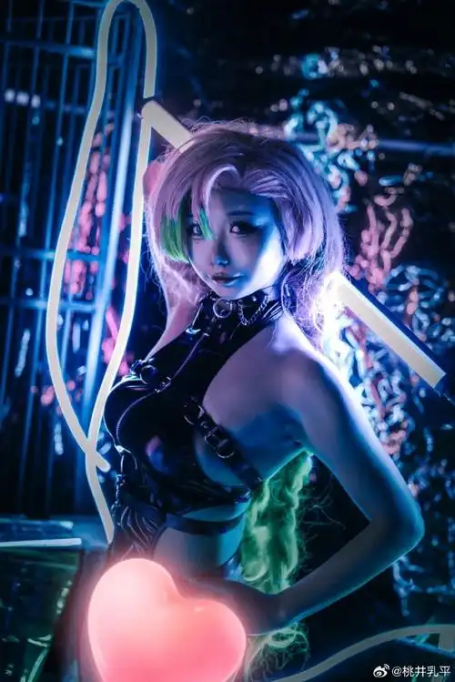 鬼灭之刃超话#甘露寺蜜璃##cosplay#『鬼灭之刃』甘露寺蜜璃 自设皮衣