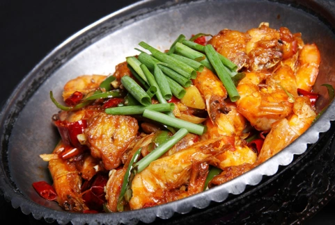 汁香四溢的翅虾干锅,让你吃得满口留香!