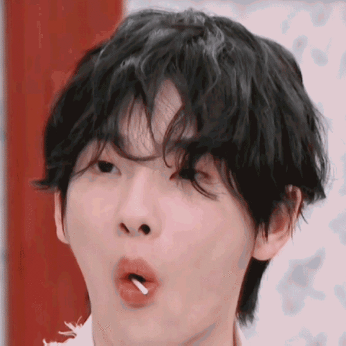 揭穿这个小朋友吃棒棒糖悄悄嘟嘴#周震南 钻石男孩