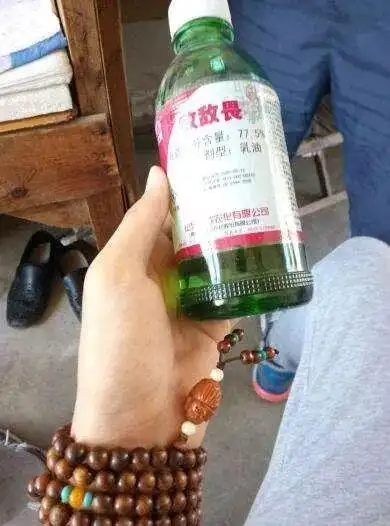吴忠一妇女携带敌敌畏上债主家逼债,扬言不还钱就自杀