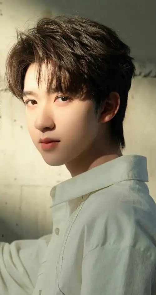 贺峻霖白衬衫光影随拍#贺峻霖随拍造型分享,白色衬衫简单干练,在光影