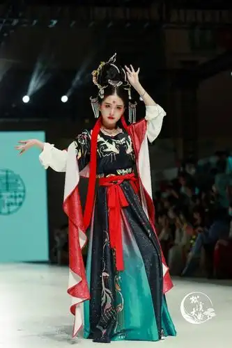 太惊艳了一场走秀乌龙让我们感受汉服之美网友披着床单的人长大了