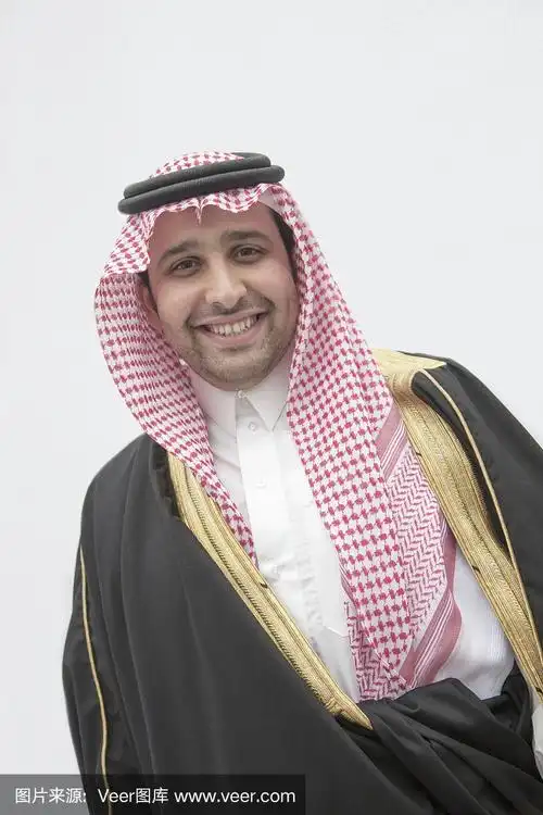 穿着阿拉伯传统服装和头巾的男子,在摄影棚拍摄