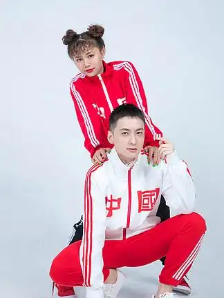 双人情侣学生运动装不同情侣姿势