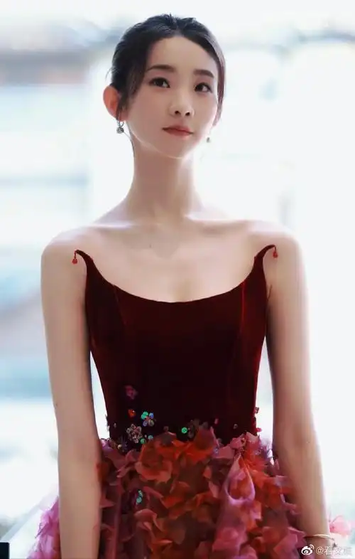 张艺凡红色猫耳纱裙造型
