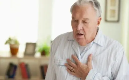 秋冬季节预防老年人肺气肿有三宝