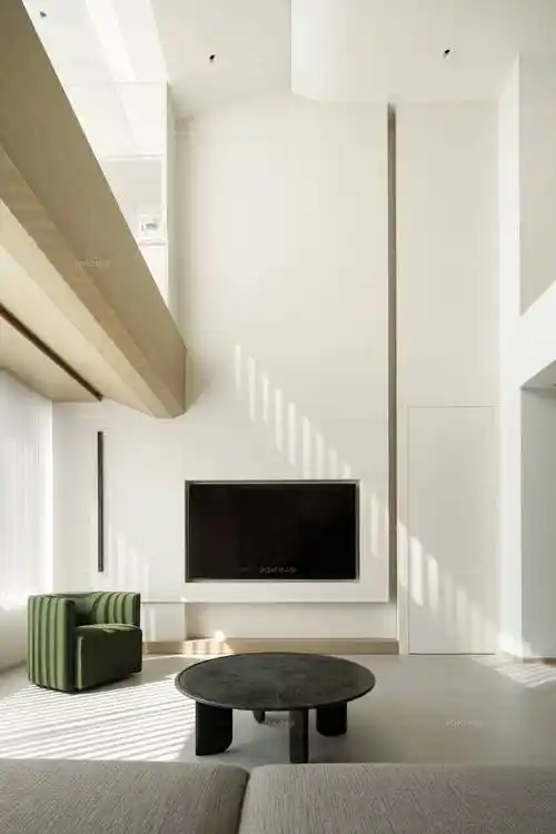 整木定制护墙板等,其中护墙板造型多样,手感细腻高级,还有保护墙面