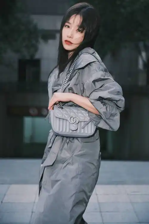 阚清子秋日氛围感大片 一身灰色长风衣清冷酷飒