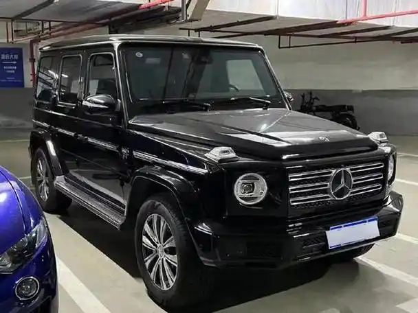 奔驰g级一直以来就是越野市场中的代表车型,其豪放的造型和强大的越野