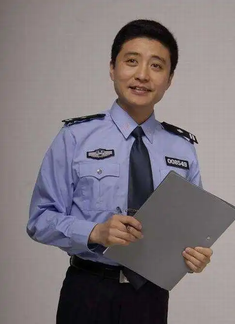 央视主持周炜久违露面46岁满头白发皱纹明显曾赴一线驰援河南