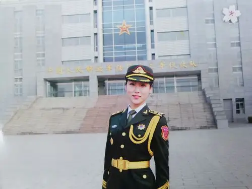 p>毛雯,女,1996年出生,四川人,三军仪仗队女兵中队一班的一名战士.