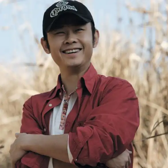 看看48岁刀郎前妻, 再看看现任妻子, 多谢当年抛弃之恩!