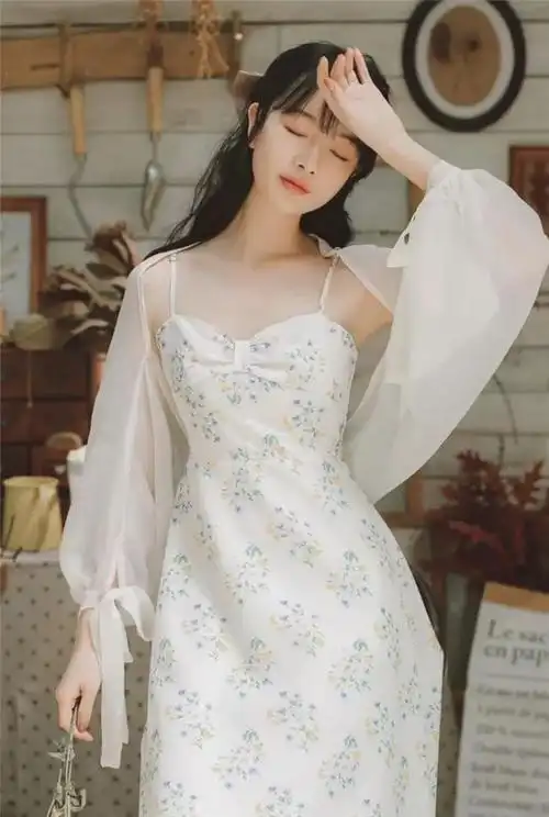 今年夏天流行"吊带裙 开衫",优雅洋气又俏皮,年轻女孩也爱穿