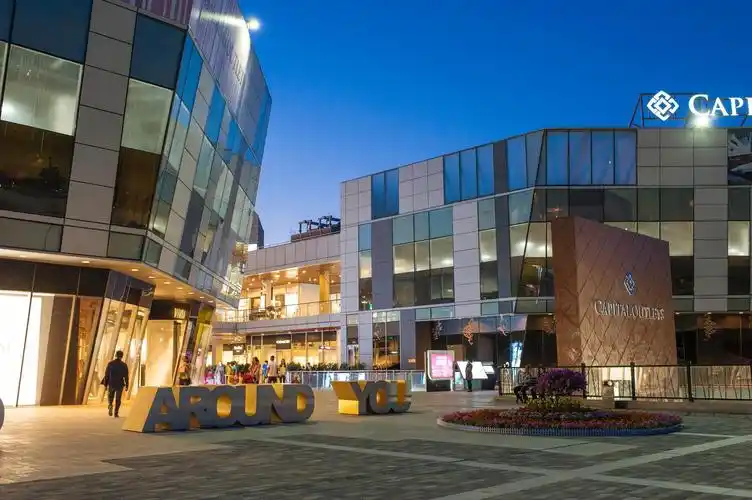 坚守奥莱本质的同时,倡导消费者教育,打造最具体验的景观式奥特莱斯