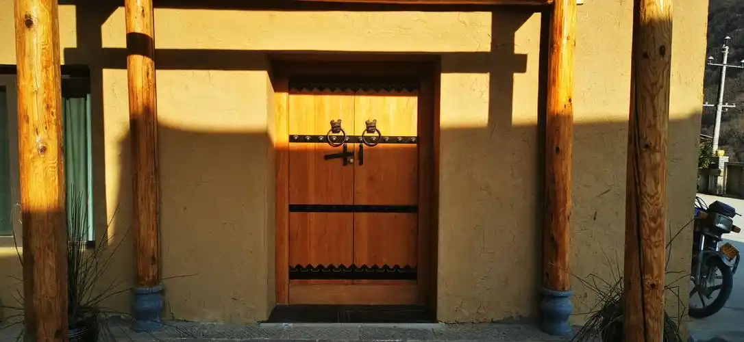 民宿的大门,在冬日暖阳的映衬下,别具特色.