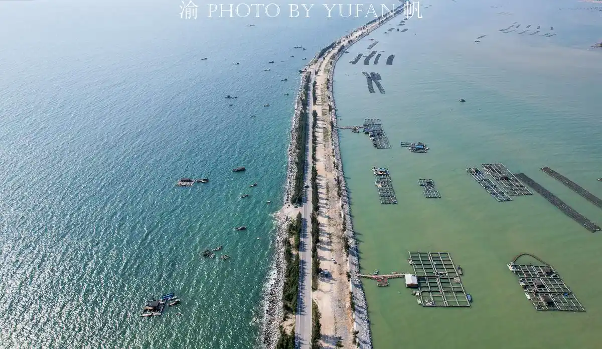 广西钦州自驾途中发现一条海上公路,两边色彩不同,或成网红景点