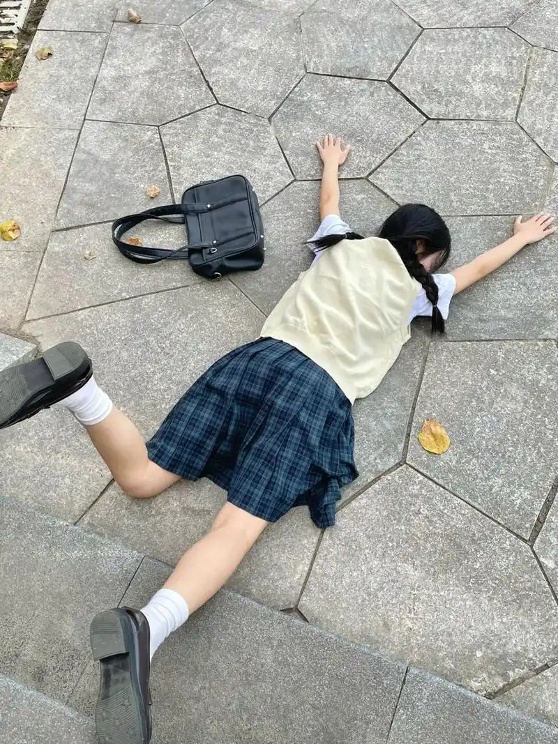 路边惊现晕倒的jk制服少女