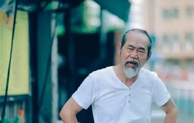 在一网友晒出的视频中,70岁的元华上半身穿着一件颜色比较浅的卫衣,下