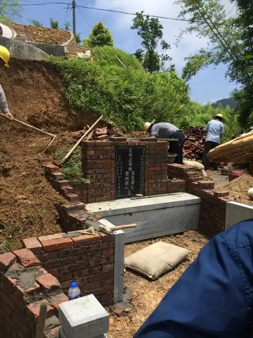 写美篇坟墓四周的砌墙填土还没完成,填土后浇筑水泥.整个坟就好看了.