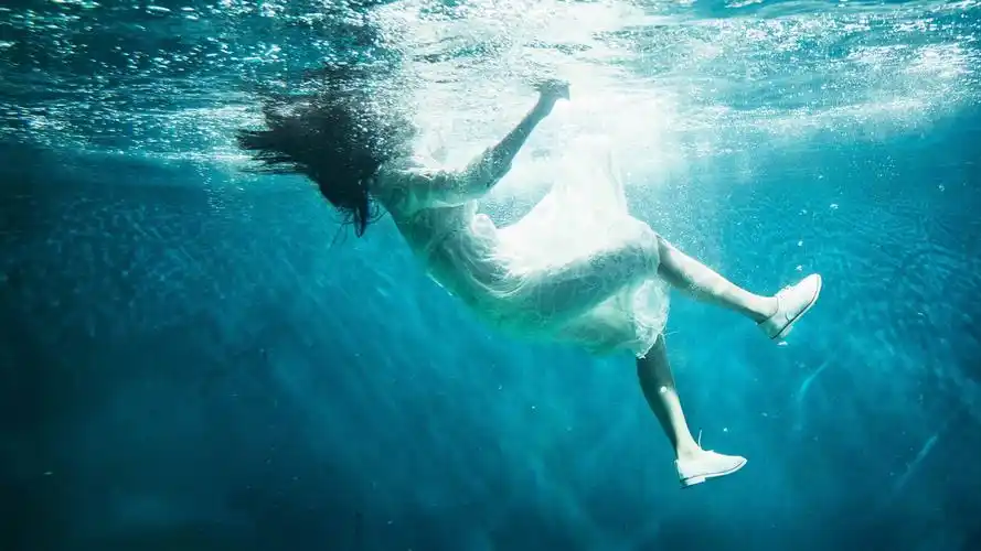 恐怖游泳馆壁纸