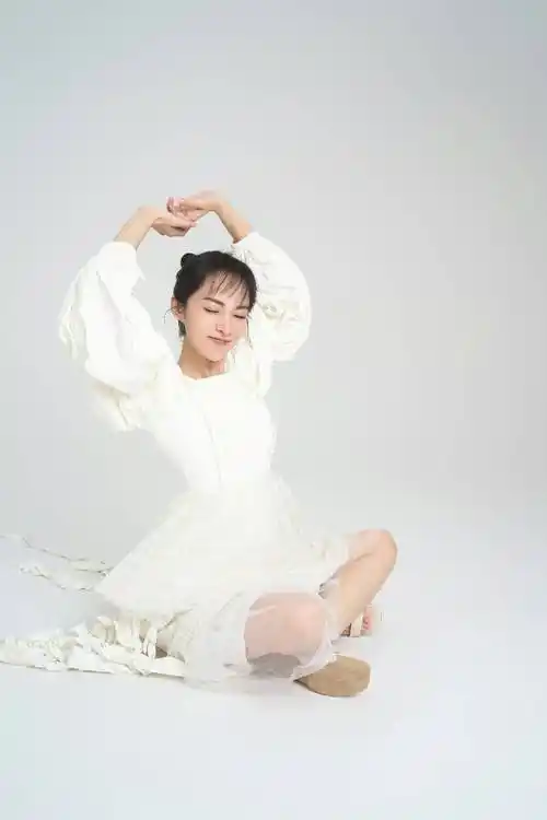 近日,演员阳蕾释出一组写真,照片中她时而倚躺时而抬手,俏脸清丽,曼妙