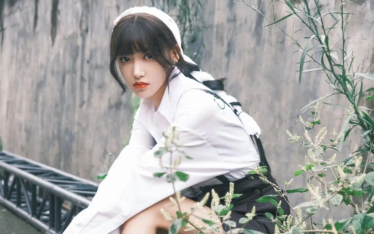 程潇白头巾短裙甜美高清桌面壁纸