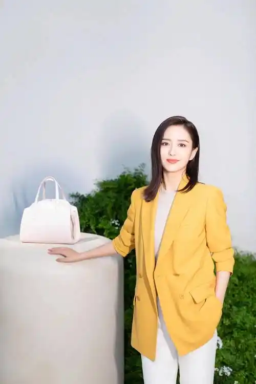 这个年纪的佟丽娅最迷人,短发配暖橘色西装,优雅大方又减龄