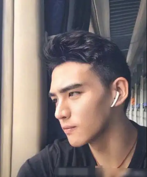 又一个忘记开美颜的网络主播网友男版乔碧萝