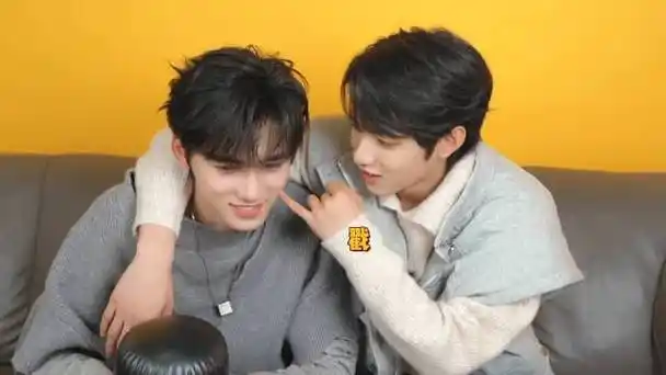 刘耀文用小指戳宋亚轩脸