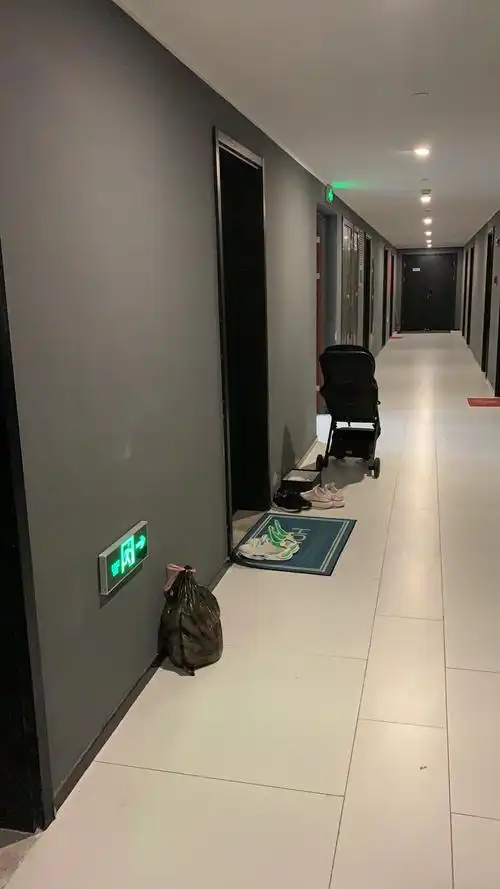 在楼道里遛娃是乜心态